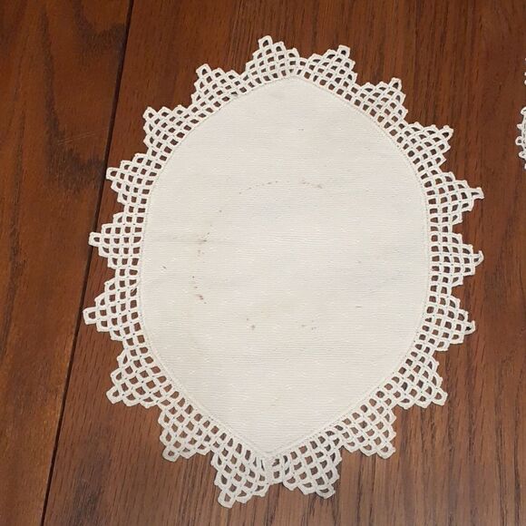 5 pc bundle plus bonus white vintage crocheted/tatted linen & cotton doilys - Picture 2 of 15